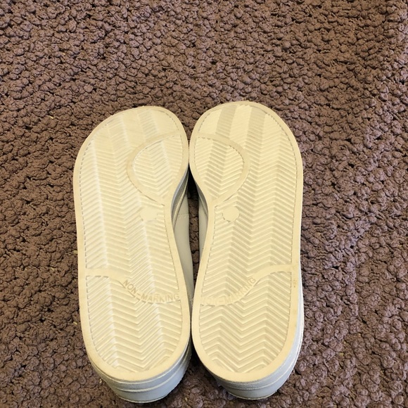 Women’s white and silver Guess sneakers. Size 7, worn once indoors - Picture 4 of 5